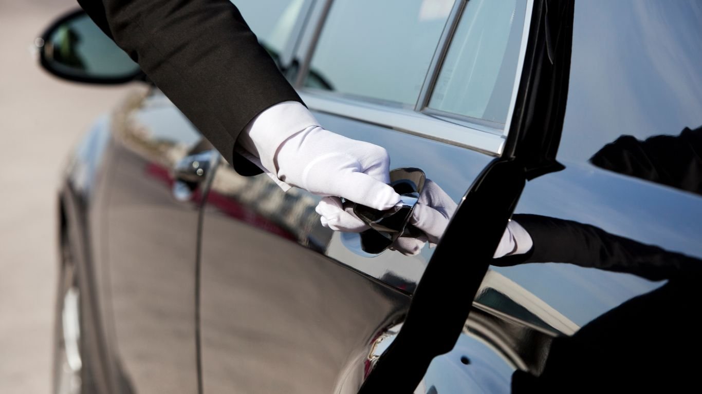 Berline de luxe avec chauffeur, arrivée devant une propriété