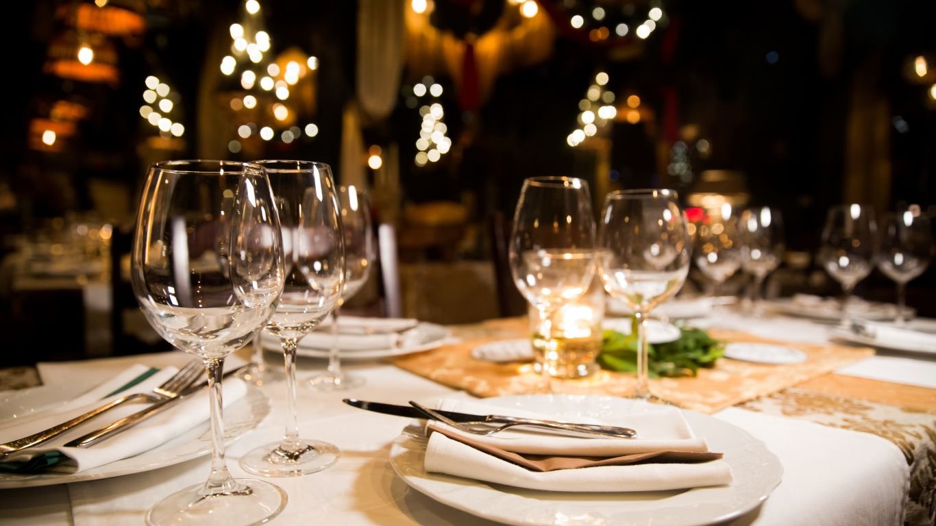 Belle table dressée et assiette gastronomique