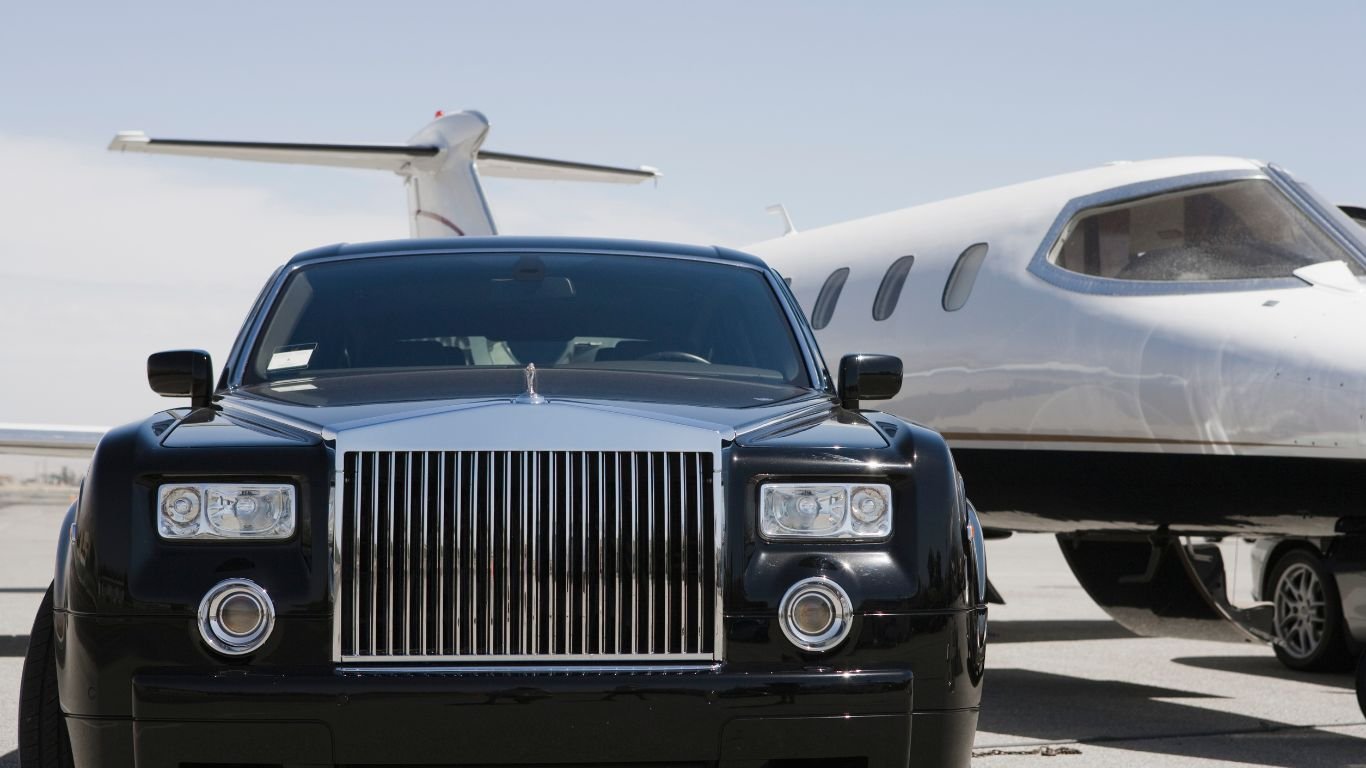 Ailes d’un jet privé au-dessus des nuages, vue hublot